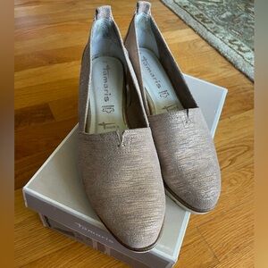 Wortmann Tamaris low wedge with rose gold suede upper 8 1/2
